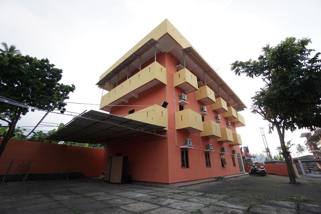 Oyo 2486 Bahana Guest House Manado Esterno foto