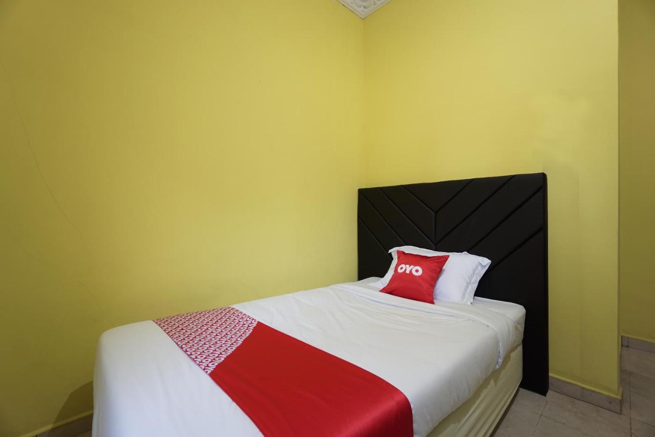 Oyo 2486 Bahana Guest House Manado Esterno foto