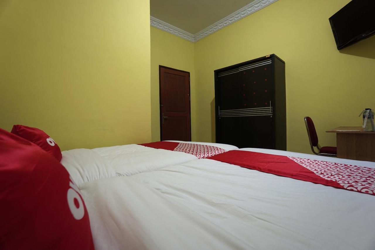 Oyo 2486 Bahana Guest House Manado Esterno foto